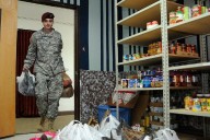 Militares estadounidenses sin paga por cierre del gobierno acuden a la caridad para comer