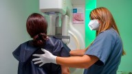 Meses o años de la mamografía al diagnóstico: denuncian retrasos en la detección de cáncer de mama en la sanidad andaluza