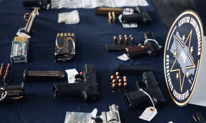 Arrestan a diez por trasiego de armas ilegales y vehículos hurtados