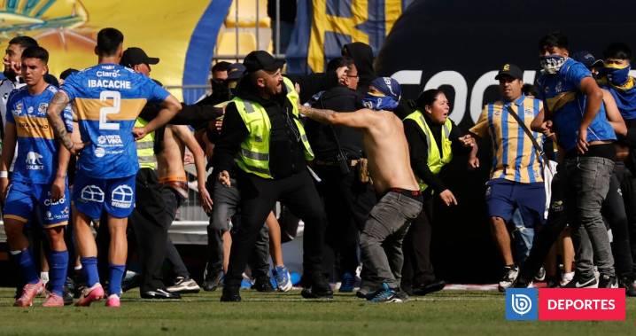 Barra de Everton invadió cancha del Sausalito y obligó a suspender goleada propinada por Católica