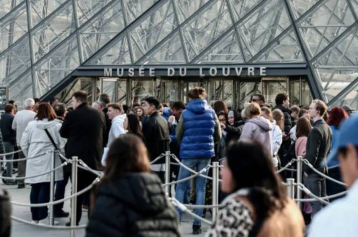 El Louvre reabre sus puertas tres días después del robo de joyas