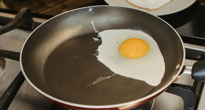 Solo necesitas unas gotas: la poderosa razón para echar vinagre en la sartén al freír huevos