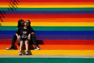 Abbott amenaza con retirar fondos a ciudades con pasos peatonales pintados con bandera LGTBI