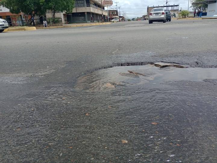Tubería rota en avenida Caracas provoca fuga masiva de agua y...