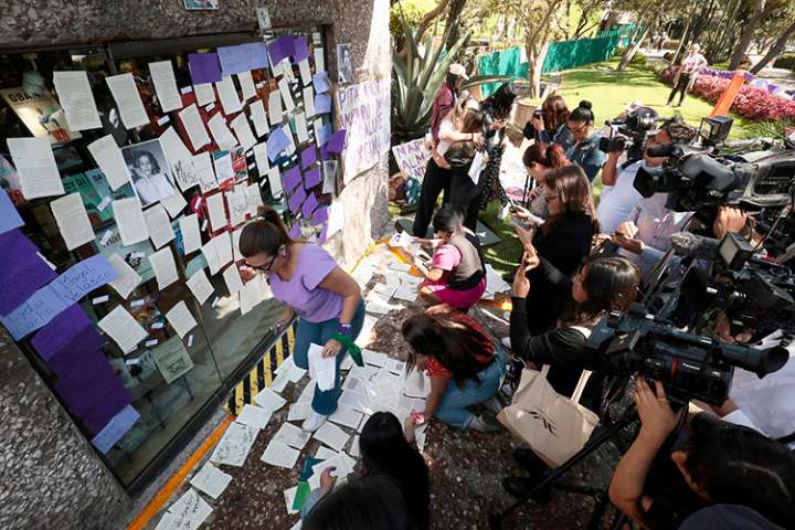 Escritoras exigen renuncia de Taibo II