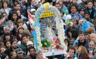 Devotos platenses peregrinan rumbo a Luján