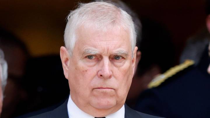 Escándalo sacude la realeza: el rey le quita el título de príncipe a su hermano, Andrew