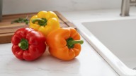 Ni en la cocina ni con frutas húmedas: cómo hay que guardar el morrón para que dure más tiempo