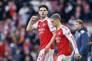Arsenal toma el liderato