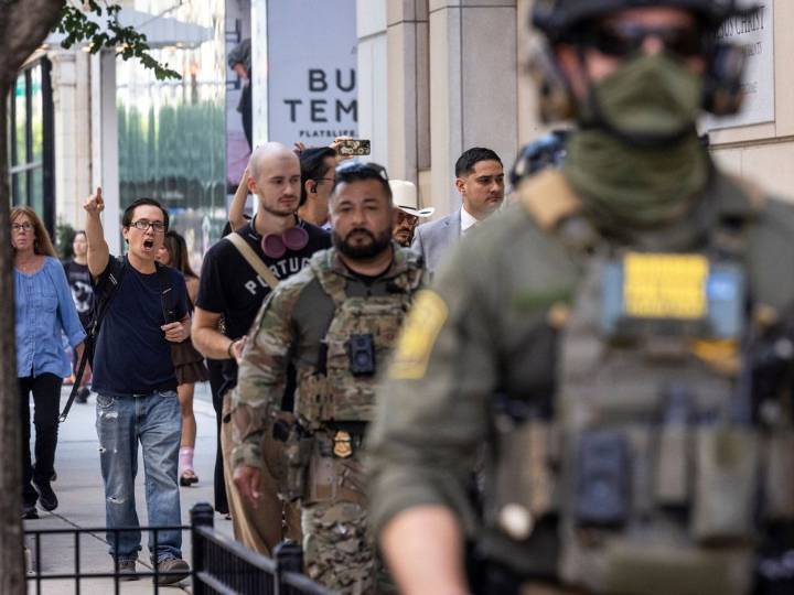 Apple removes apps that allow reporting of ICE agent sightings