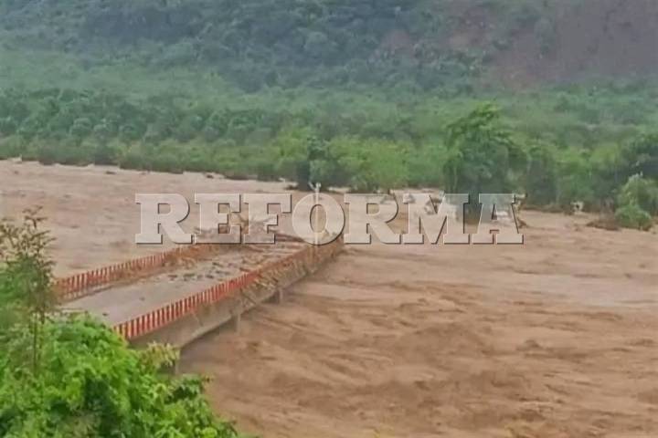 Arrasan inundaciones con casas y puentes en Huautla, Hidalgo