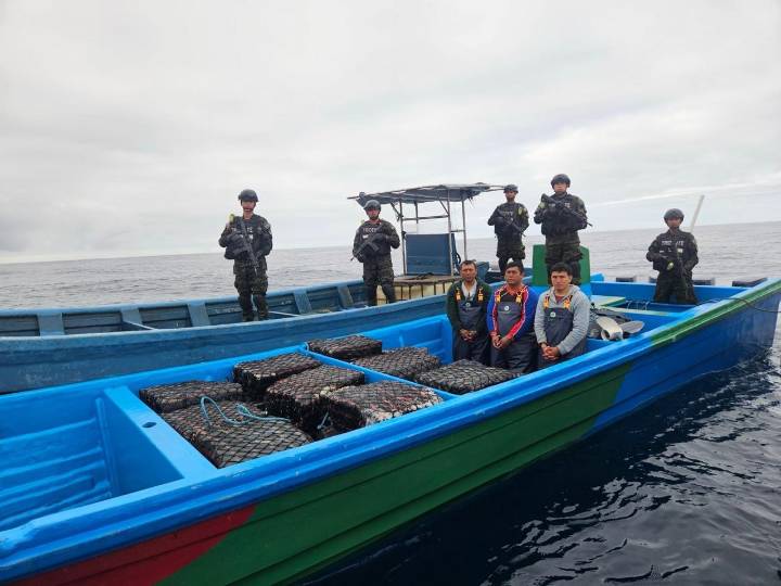 Marina de El Salvador interceptó una lancha que transportaba casi 1.800 kilos de cocaína