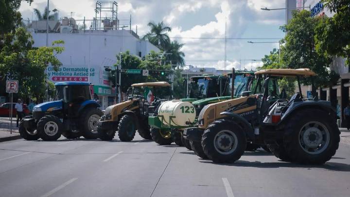 Productores levantan plantón en Catedral de Culiacán; advierten que el campo “agoniza”