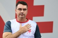 Un hijo de Bolsonaro sugiere que EEUU bombardee lanchas de narcos en Brasil