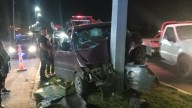 Una camioneta perdió el control en Esteban Echeverría y terminó chocando contra un poste: dos heridos