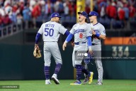 Dodgers triunfan en duelo de lanzadores y extienden ventaja