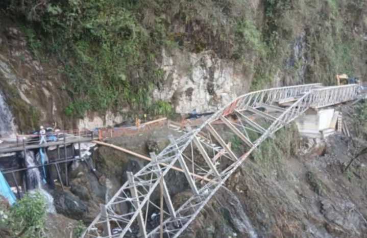 Casi ocurre una TRAGEDIA: Colapsa puente modular antes de ser inaugurado en Ayacucho