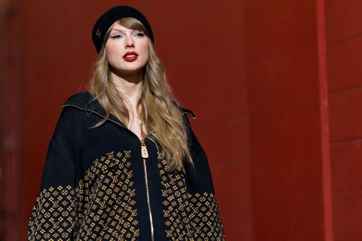 Pop superstar apparently pulls controversial necklace after Nazi imagery backlash