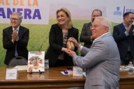 Maru Campos recibe reconocimiento a la excelencia y al mérito nogalero en nombre de Víctor Cruz Russek