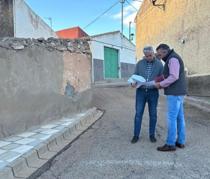 El Ayuntamiento ensanchará uno de los accesos al centro de la pedanía de Casa de Las Monjas, mejorando la seguridad y accesibilidad El concejal de Obras Públicas, Julián Garijo, informa del proyecto d