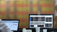 El gobierno ganó tiempo para revertir una caída de los bonos y frenar al dólar