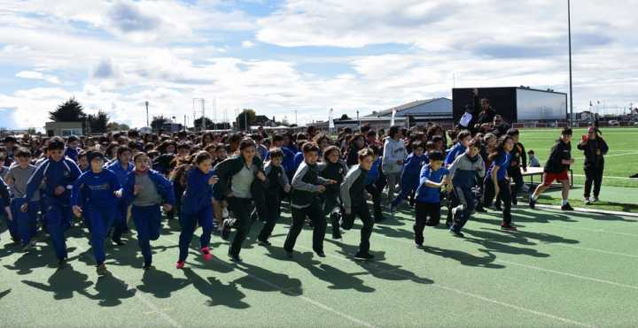 Más de 300 estudiantes se apropiaron del Estadio Fiscal para actividad fisica en Punta Arenas