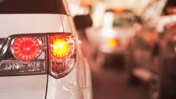 Ley de Tránsito: ¿cuántos metros antes de doblar debo encender la luz de giro?