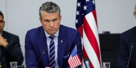 El avión del Secretario de Defensa de Estados Unidos debió aterrizar de emergencia porque se rompió el parabrisas