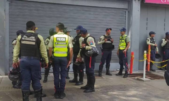 Enfrentamientos entre buhoneros y PNB marcaron jornada de desalojo en Sabana Grande