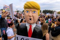 Miles de personas en EU protestan contra Trump