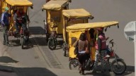Irresponsabilidad en Barranquilla: Bicitaxista arriesga a turistas cruzando peligroso arroyo