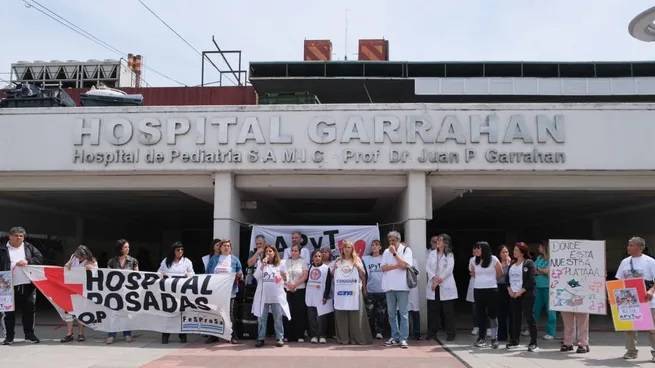 Trabajadores del Garrahan en caravana a Olivos para reclamar la implementación de la ley de Emergencia Pediátrica