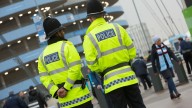 Ataque en Sinagoga en Manchester: Hombre Apuñala y Atropella a Personas; Deja 4 Heridos