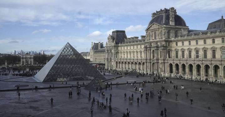 Louvre Museum robbery: Musée du Louvre closed for 'exceptional reasons'