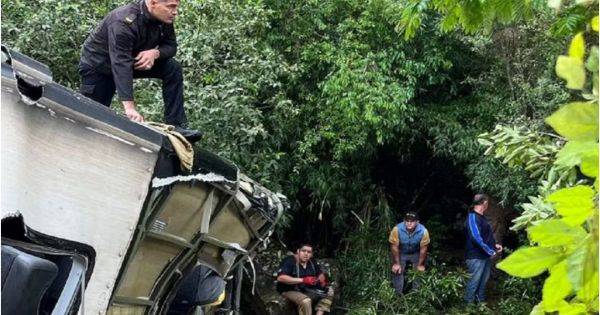Quiénes eran las nueve víctimas fatales del micro de larga distancia que chocó y cayó a un arroyo