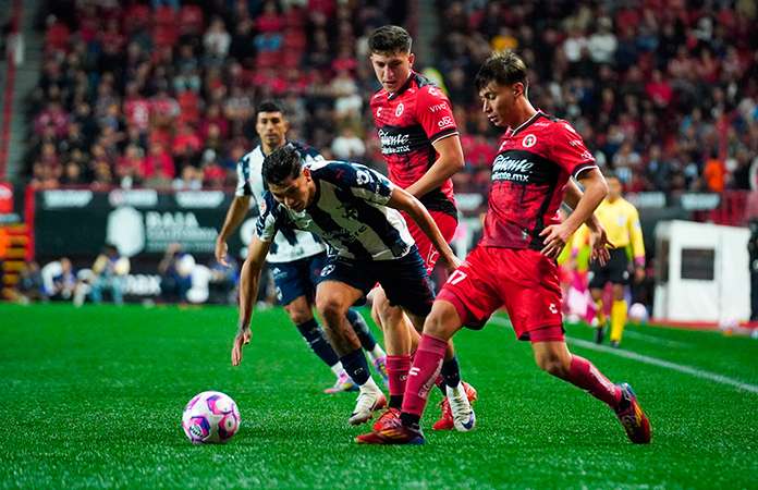 Dividen puntos Xolos y Rayados en la frontera