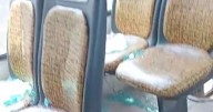 De milagro no fue peor: una piedra destrozó el vidrio del colectivo y una estudiante terminó herida en Orán