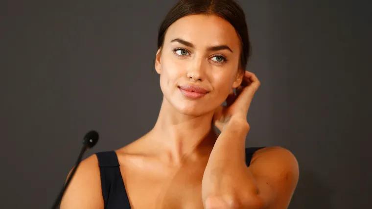 Tom Brady’s rumored ‘SI’ Swim star ex stuns in low
