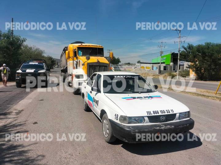 Taxi embestido por tráiler en Monclova: sin heridos