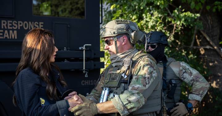 Kristi Noem denuncia ataque de agentes federales en Chicago embestidos y acorralados por diez vehículos