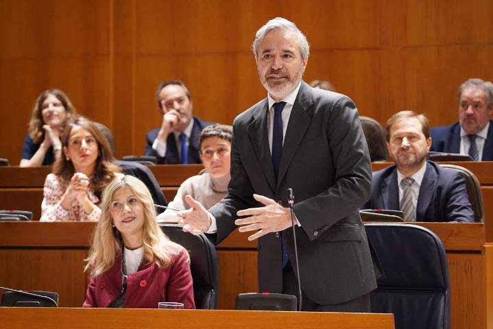 Azcón apunta a que la "única misión" que tiene Alegría es defender a Moncloa y a Sánchez