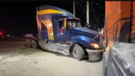 Desata trailero persecución y caos; embiste autos y choca contra negocio al oriente de Saltillo