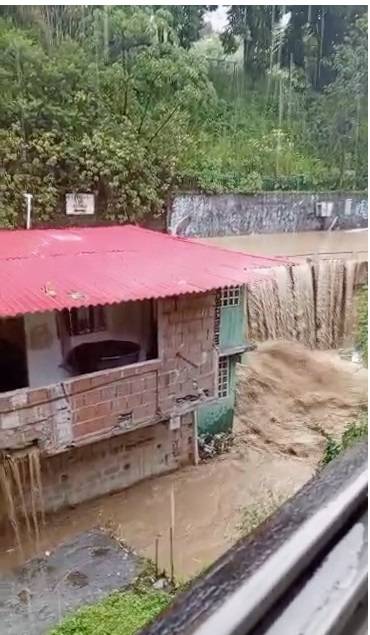 Aguacero causa inundaciones en Los Teques