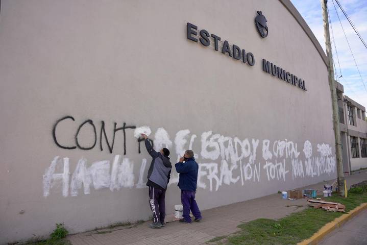 Comenzaron a pintar las paredes vandalizadas del CEF 7