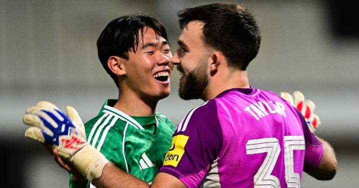 Park Seung-soo 'lovely' moment captured by TV cameras as Newcastle United teen sends Howe message
