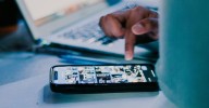 Juventud trabaja para regular la práctica de compartir fotos de hijos en redes sociales