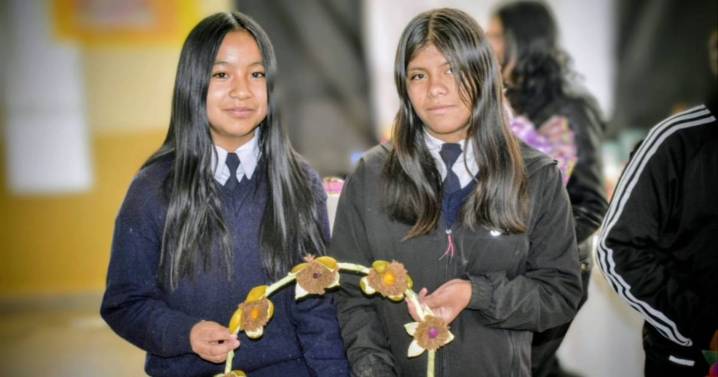 Estudiantes rinden homenaje a sus raíces en el concurso de ofrendas y coronas