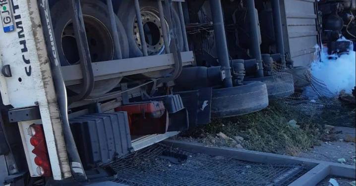 Pillan robando ropa de marca de un camión accidentado en la autovía A