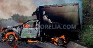 Camioneta se incendia en la autopista Siglo XXI
