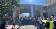 Así despliegan la gran bandera de Palestina en las Puertas de Tierra de Cádiz